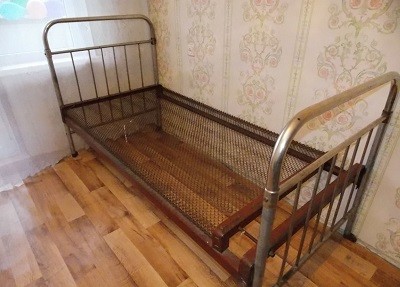 Кровать с металлической сеткой