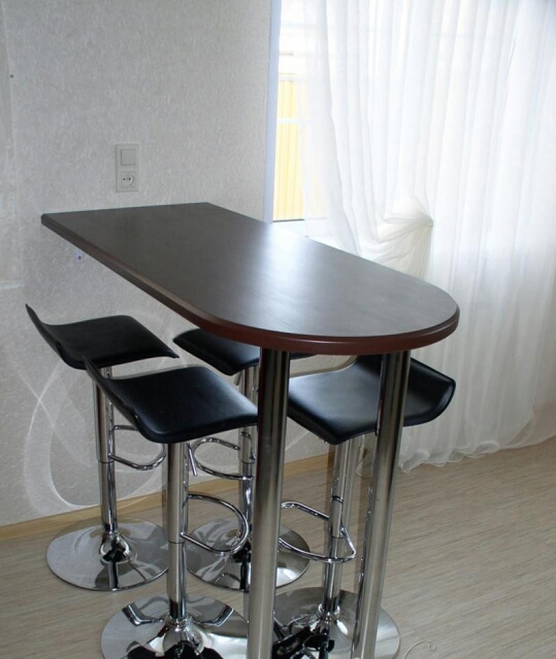 Небольшой кухонный столик-барная стойка со стульями