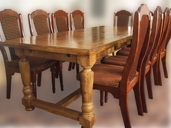 Большой стол в классическом стиле для просторной столовой