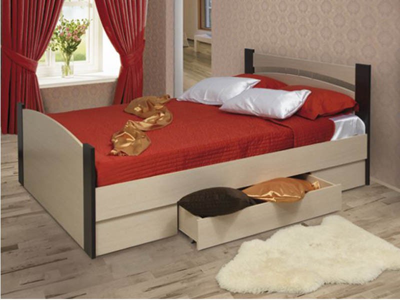 Полутороспальная кровать в спальне