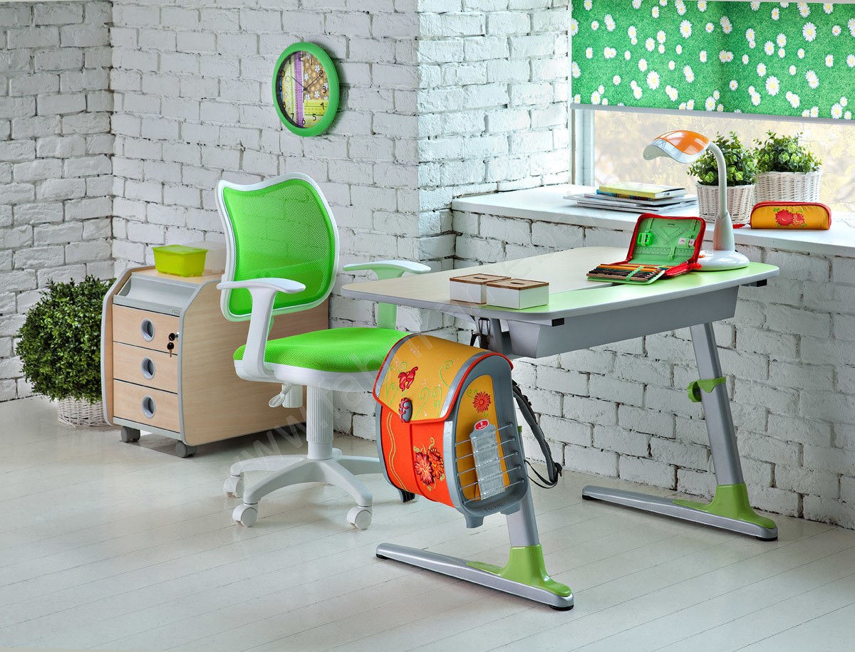 Детский стол для ребенка в комнату